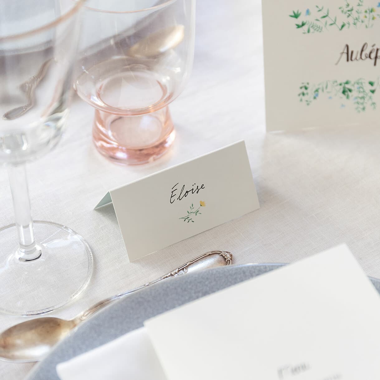 Marque-place mariage cadre fleuri